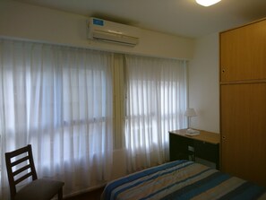 2 chambres, coffres-forts dans les chambres, bureau