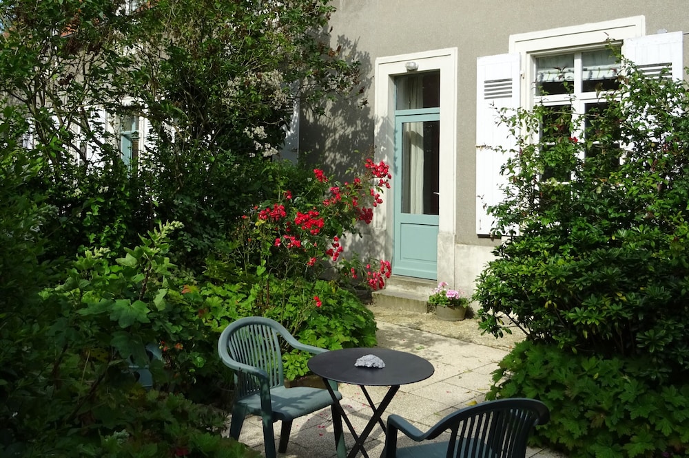 The Artist's Den, a perfect hide-away in the countryside and by the sea