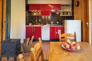 Frigorífico, microondas, horno y placa de cocina