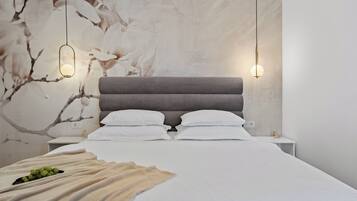 2 slaapkamers, een bureau, een strijkplank/strijkijzer, reisbedje