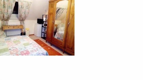 1 室のベッドルーム、デスク、WiFi (無料)、ベッドシーツ