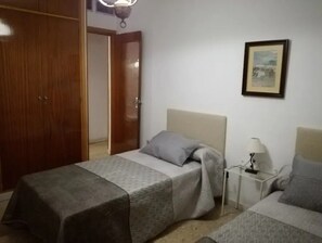 4 bedrooms, iron/ironing board, internet, bed sheets - COMPLETE APARTMENT WITH TERRACE IN SEVILLA (Sevilla)