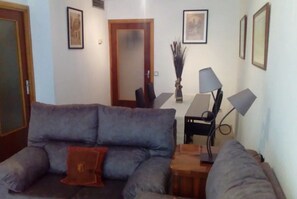 TV - COMPLETE APARTMENT WITH TERRACE IN SEVILLA (Sevilla)