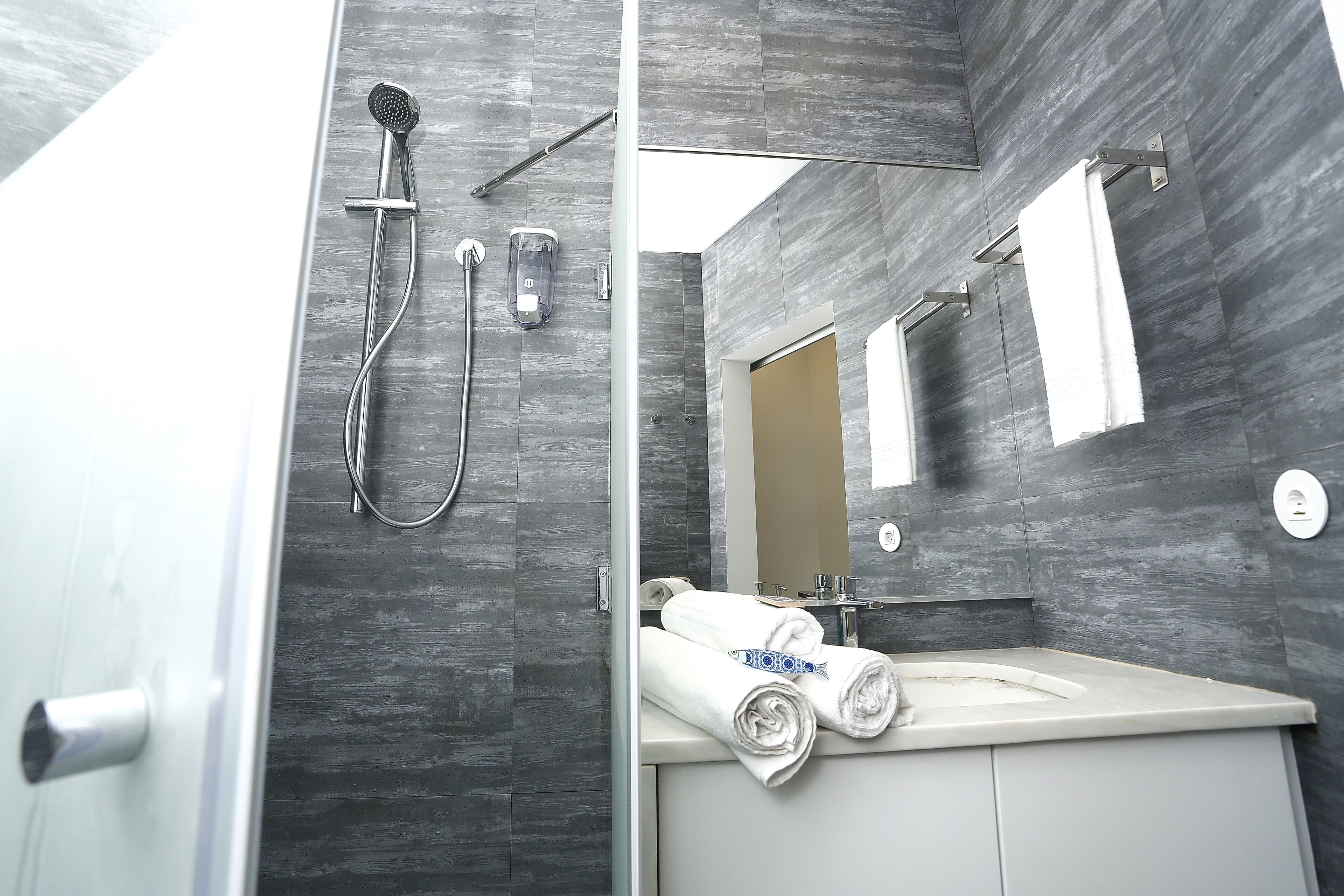 Dusche, Haartrockner, Handtücher, Seife