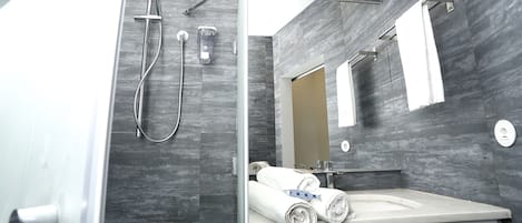 Dusche, Haartrockner, Handtücher, Seife