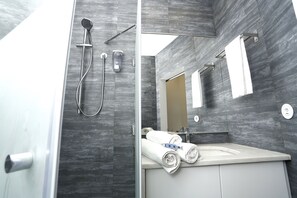 Dusche, Haartrockner, Handtücher, Seife