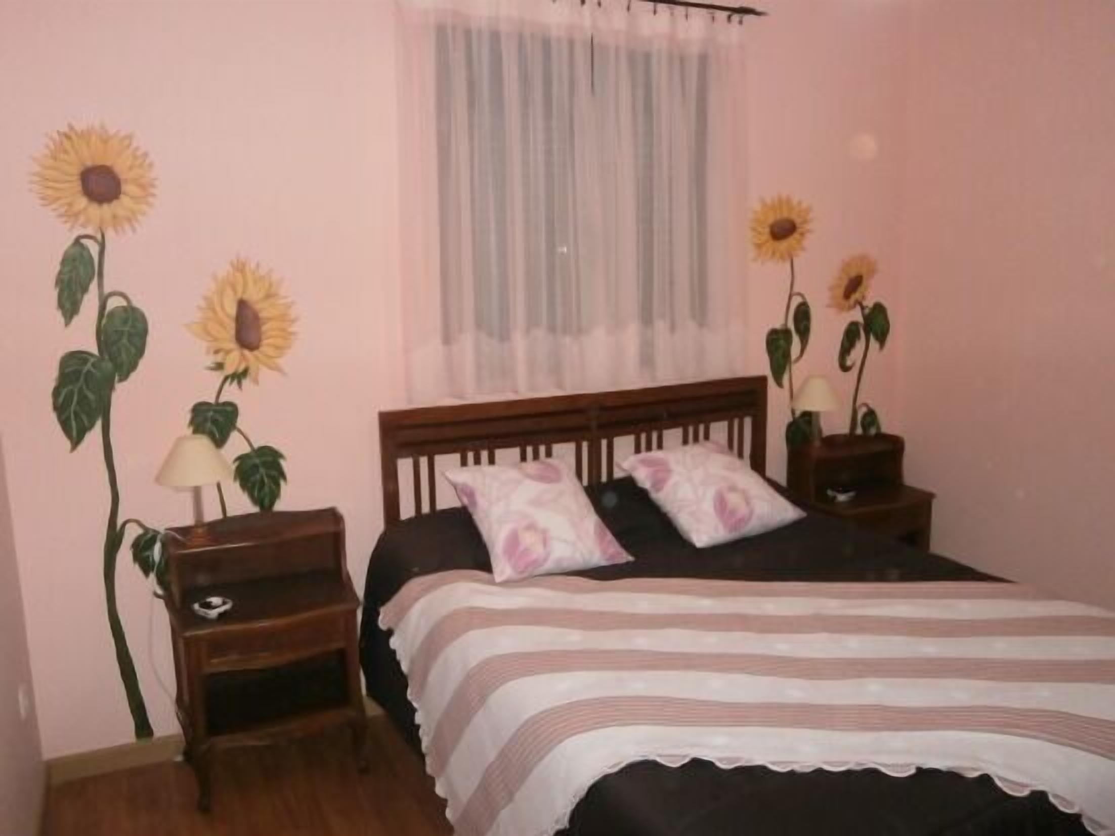 4 bedrooms, desk, free WiFi, bed sheets