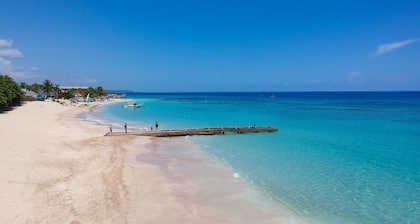 Villa Turrasann, Jamaica, Beachfront property