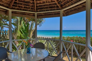 Outdoor dining - Villa Turrasann, Jamaica, Beachfront property  (Runaway Bay)