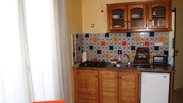 Réfrigérateur, four, plaque de cuisson, cafetiÚre/bouilloire