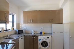 Frigorifero, microonde, forno, piano cottura
