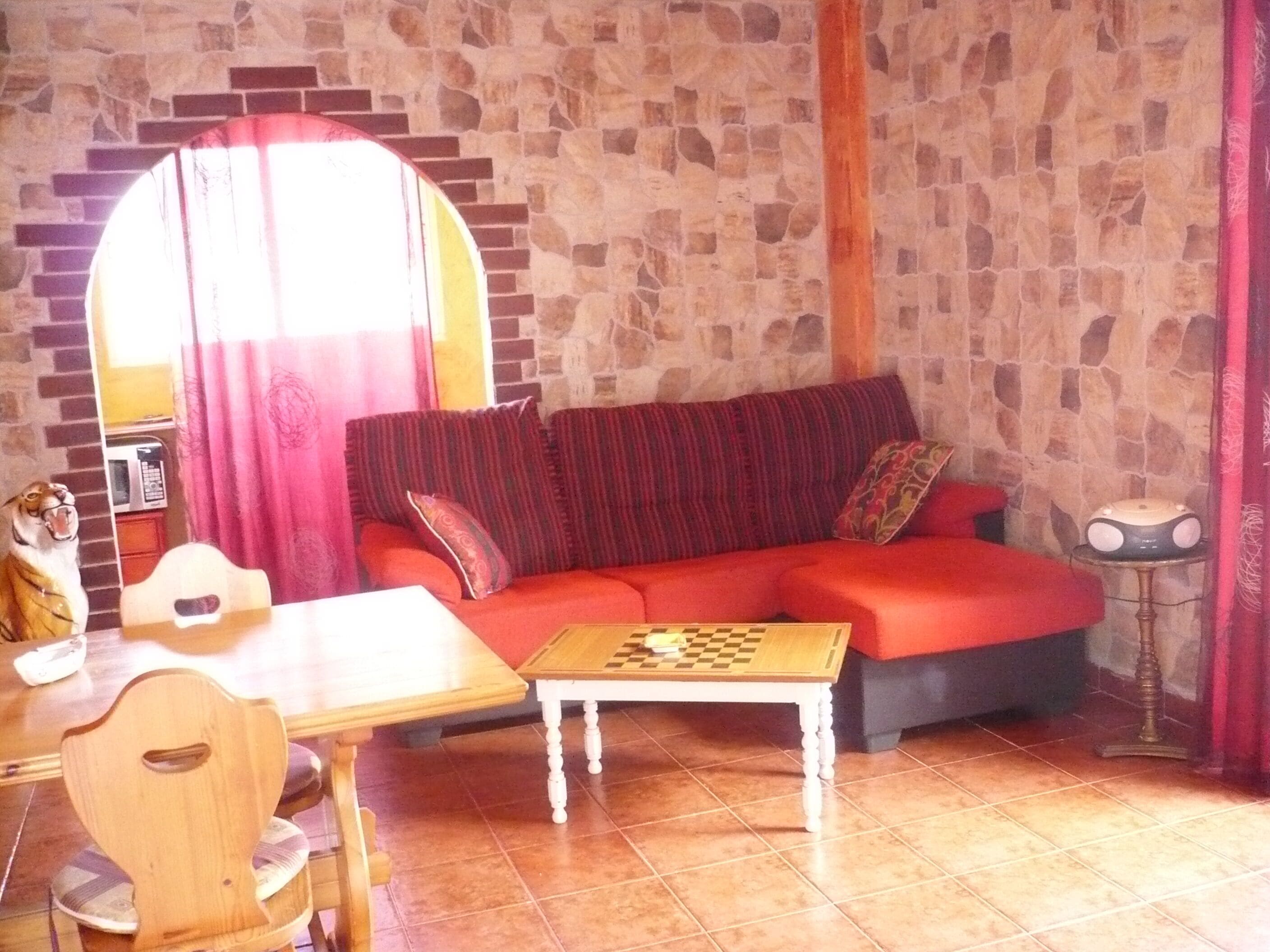 TV, DVD player, livros, aparelho de som