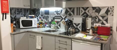 Kylskåp, mikrovågsugn, spishäll och kaffe- och tebryggare