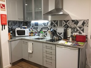 Geladeira, micro-ondas, cooktop, cafeteira/chaleira