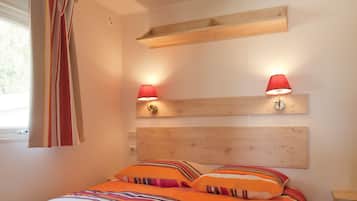 2 bedrooms, iron/ironing board, travel crib