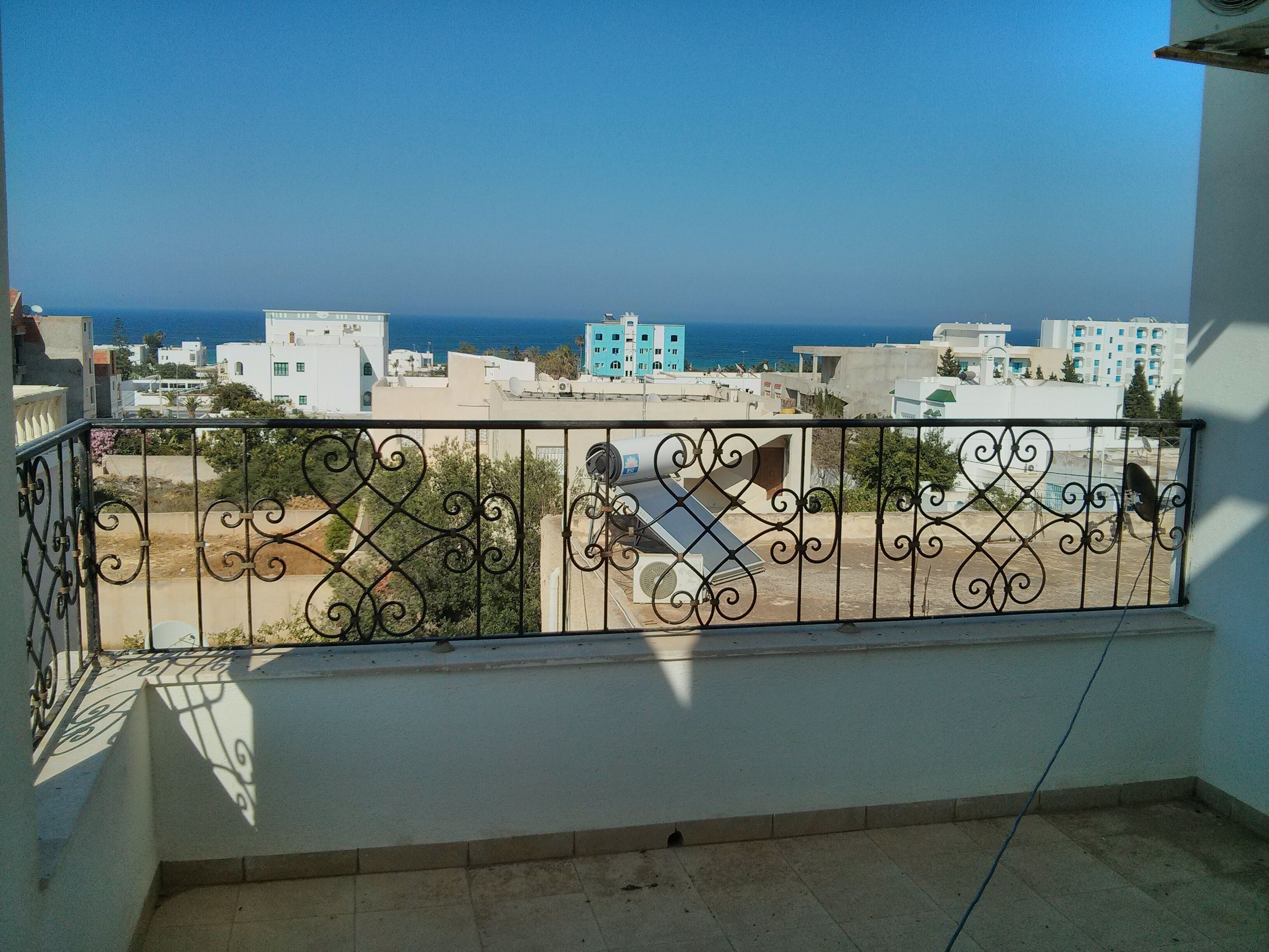 Grand Balcon ombragé, idéal pour un BBQ avec une vue sur la mer