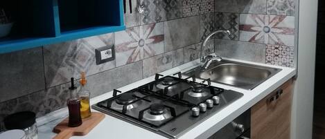 Réfrigérateur, plaque de cuisson, cafetière/bouilloire