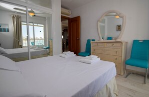 2 chambres, coffre-fort, fer et planche à repasser