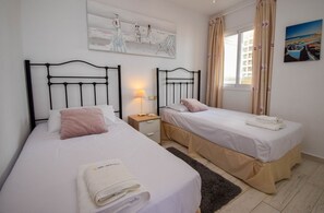 2 chambres, coffres-forts dans les chambres, fer et planche à repasser