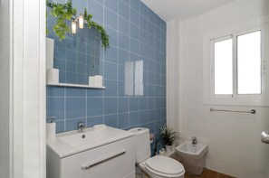 Shower, hair dryer, bidet, towels - La Fita Sitges: Beautiful Sea View - Nice Sea View (Sitges)
