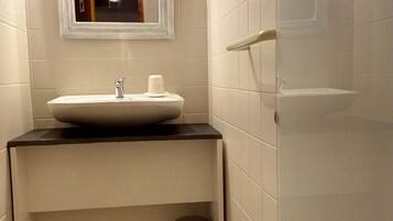 Ensemble douche/baignoire, sĂšche-cheveux, serviettes fournies, savon