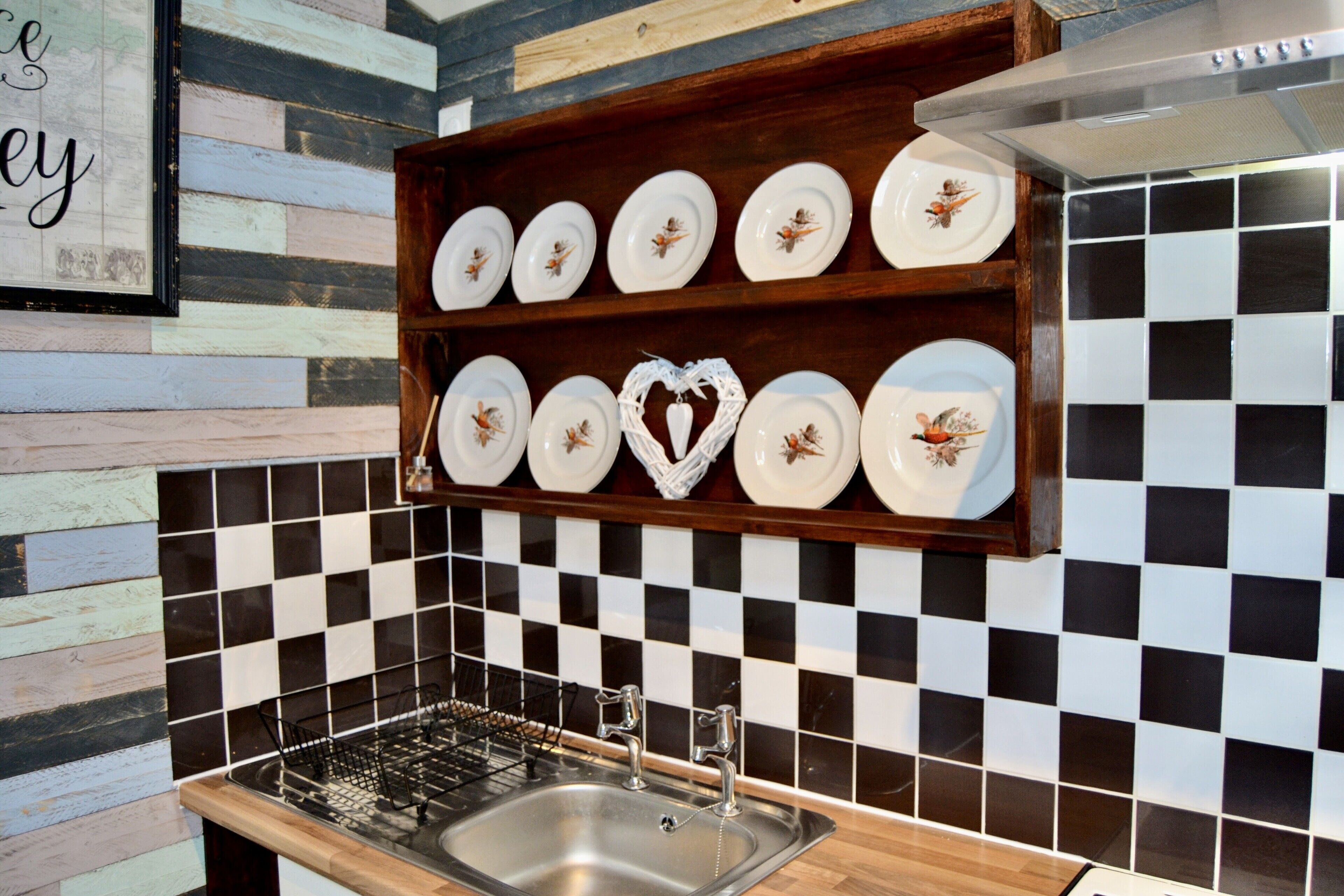 Dusj, hårføner, håndklær og toalettpapir