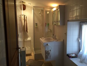 Dusche, Haartrockner, Bidet, Handtücher