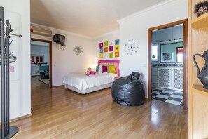 4 quartos, escrivaninha, ferros/tábuas de passar roupa, berço de viagem