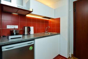 Fridge, microwave, coffee/tea maker, electric kettle - Athens heart, studio at Syntagma metro, tram stop (Athina)