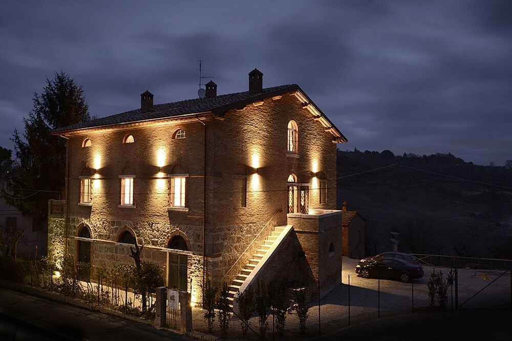 Gaia room is located on the first floor of the building, has original terracotta floors from the lat