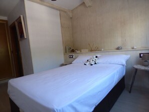 2 Schlafzimmer, Bügeleisen/Bügelbrett