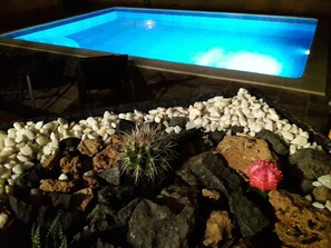 Alberca al aire libre y alberca climatizada