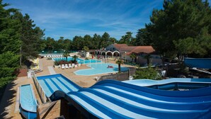 Un complexe hôtelier doté de plusieurs piscines, d’un toboggan aquatique et d’une plage.