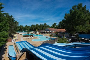 Una piscina cubierta, una piscina al aire libre
