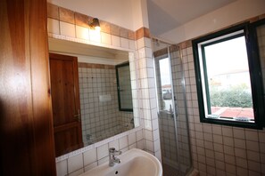 Bruser, hårtørrer, bidet, håndklæder