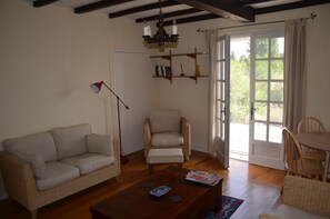 Fireplace, stereo - The Cottage near Sainte Foy la Grande (Fougueyrolles)