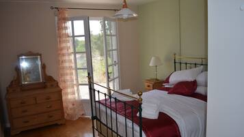 3 bedrooms, iron/ironing board, travel crib, free WiFi