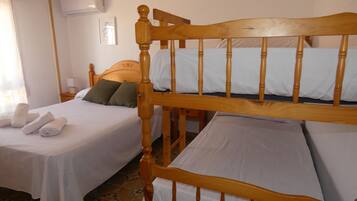 3 slaapkamers, een strijkplank/strijkijzer, gratis wifi, beddengoed