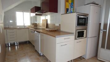 Een koelkast, een microgolfoven, een oven, een vaatwasser