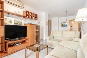 Een smart-tv, een open haard en een dvd-speler