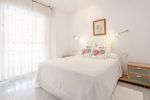 3 slaapkamers, een strijkplank/strijkijzer, reisbedje, wifi