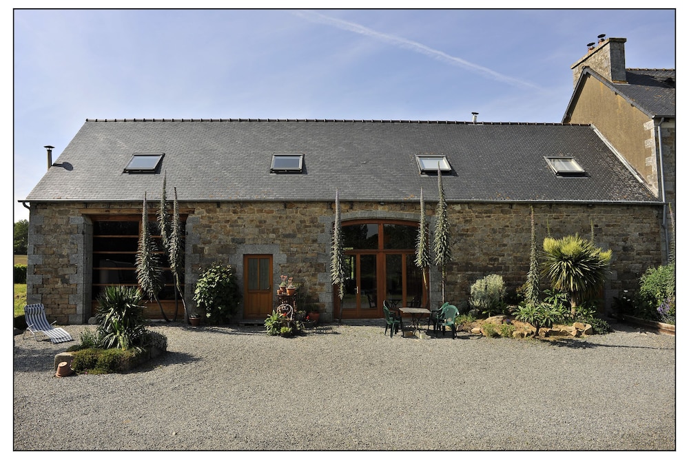 Holiday farm; 3 gites & 8 fixed tents, spacious, comfortable, personal