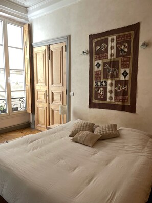 3 chambres, bureau, fer et planche à repasser, lit parapluie