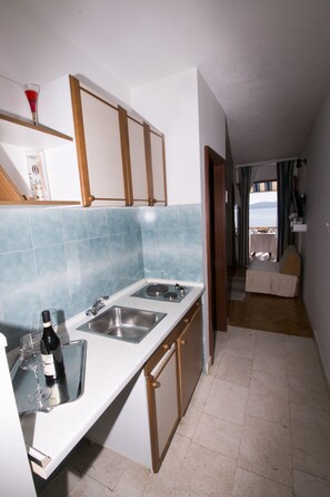 Kühlschrank, Mikrowelle, Wasserkocher mit Kaffee-/Teezubehör