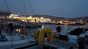A marina with boats docked, a clear sky, and buildings in the background. - Idyllic flat Cannes, sea view, 1. 200km Croisette, very calm (Cannes)