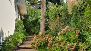 A garden pathway with steps leading up to a building. - Idyllic flat Cannes, sea view, 1. 200km Croisette, very calm (Cannes)