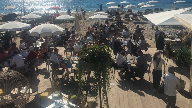 A beachside restaurant with outdoor seating, tables, and umbrellas, overlooking the sea. - Idyllic flat Cannes, sea view, 1. 200km Croisette, very calm (Cannes)