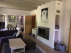 Téléviseur, foyer, lecteur de DVD, livres
