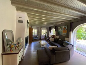 Fernseher, Kamin, DVD-Player, Bücher