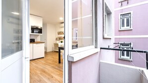 Een moderne keuken met witte kastjes en een houten aanrecht.